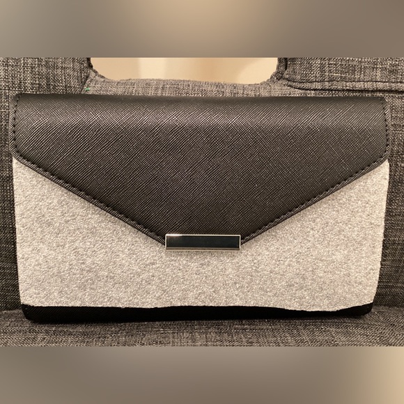 Touch Screen Purse - Picture 2 of 9